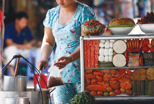 Cảnh báo đồ ăn chứa hóa chất nguy hiểm: Nem chua làm từ bì thối, chả cá làm từ cá chết và chất phụ gia