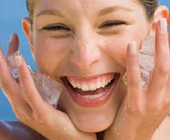 Lợi ích bất ngờ từ nước đá dành cho sức khỏe 