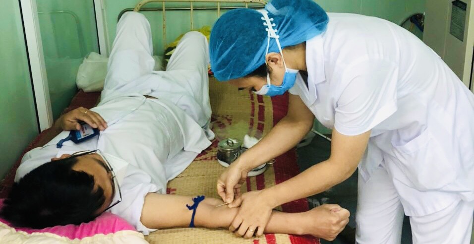 Cán bộ y tế hiến máu cứu bệnh nhân