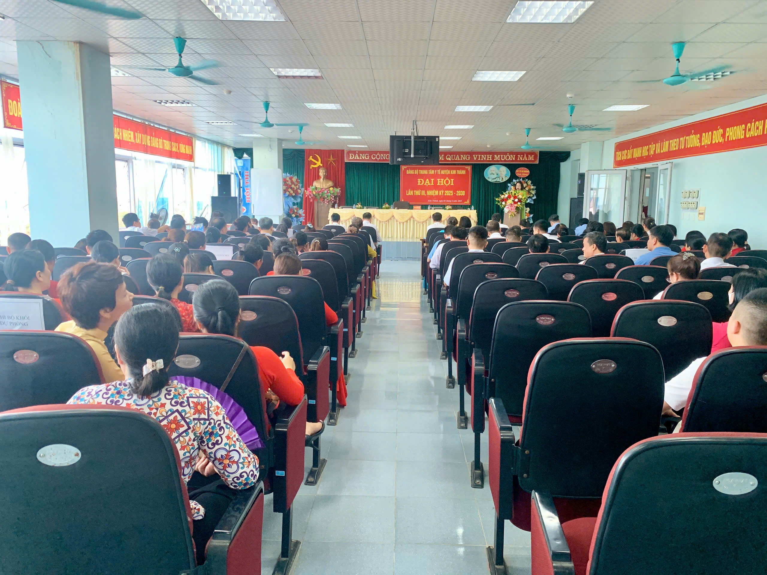 ĐẠI HỘI ĐẢNG BỘ TRUNG TÂM Y TẾ HUYỆN KIM THÀNH  LẦN THỨ III, NHIỆM KỲ 2025-2030 THÀNH CÔNG TỐT ĐẸP