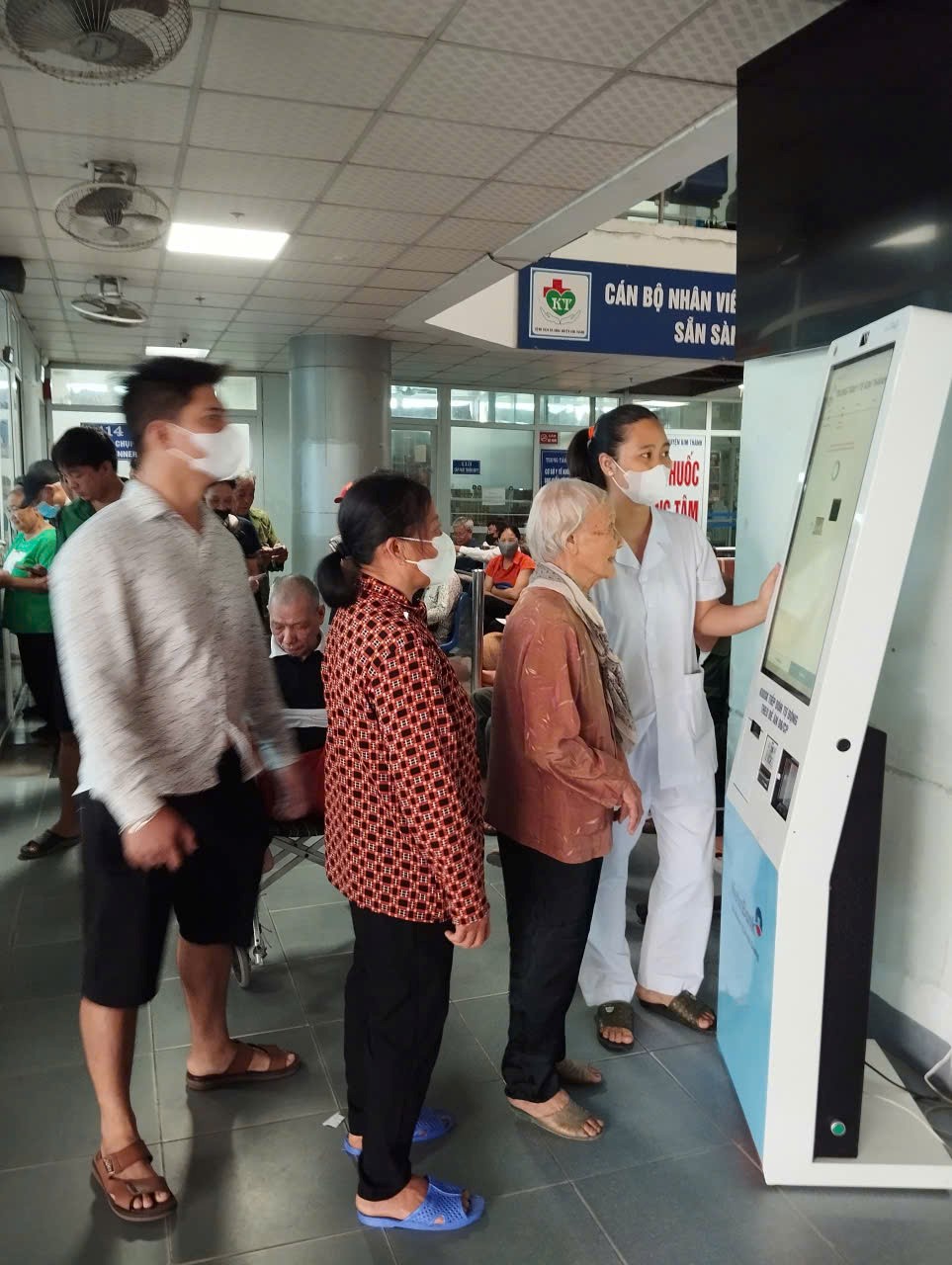 TRUNG TÂM Y TẾ KIM THÀNH Tích cực hưởng ứng và triển khai chương trình chuyển đổi số