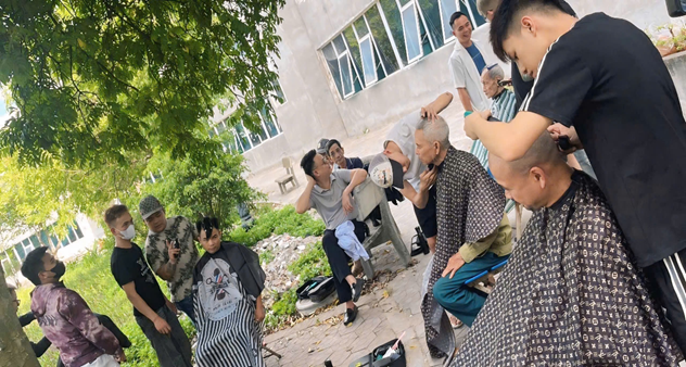 CHUYỆN VỀ NGƯỜI THỢ CẮT TÓC TÂM HUYẾT 